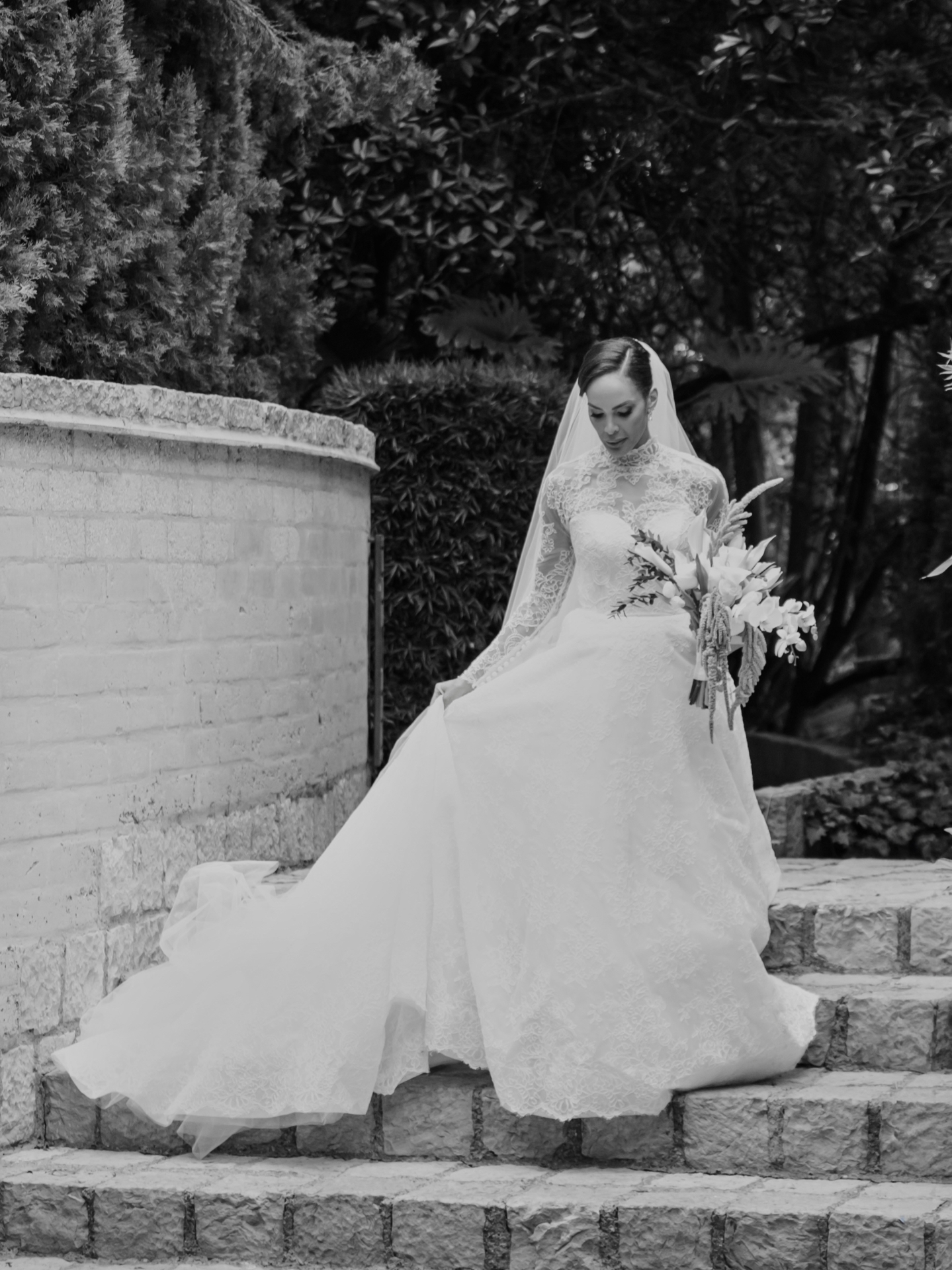 Novia Rosewood — retrato editorial en blanco y negro sobre escalinatas de piedra