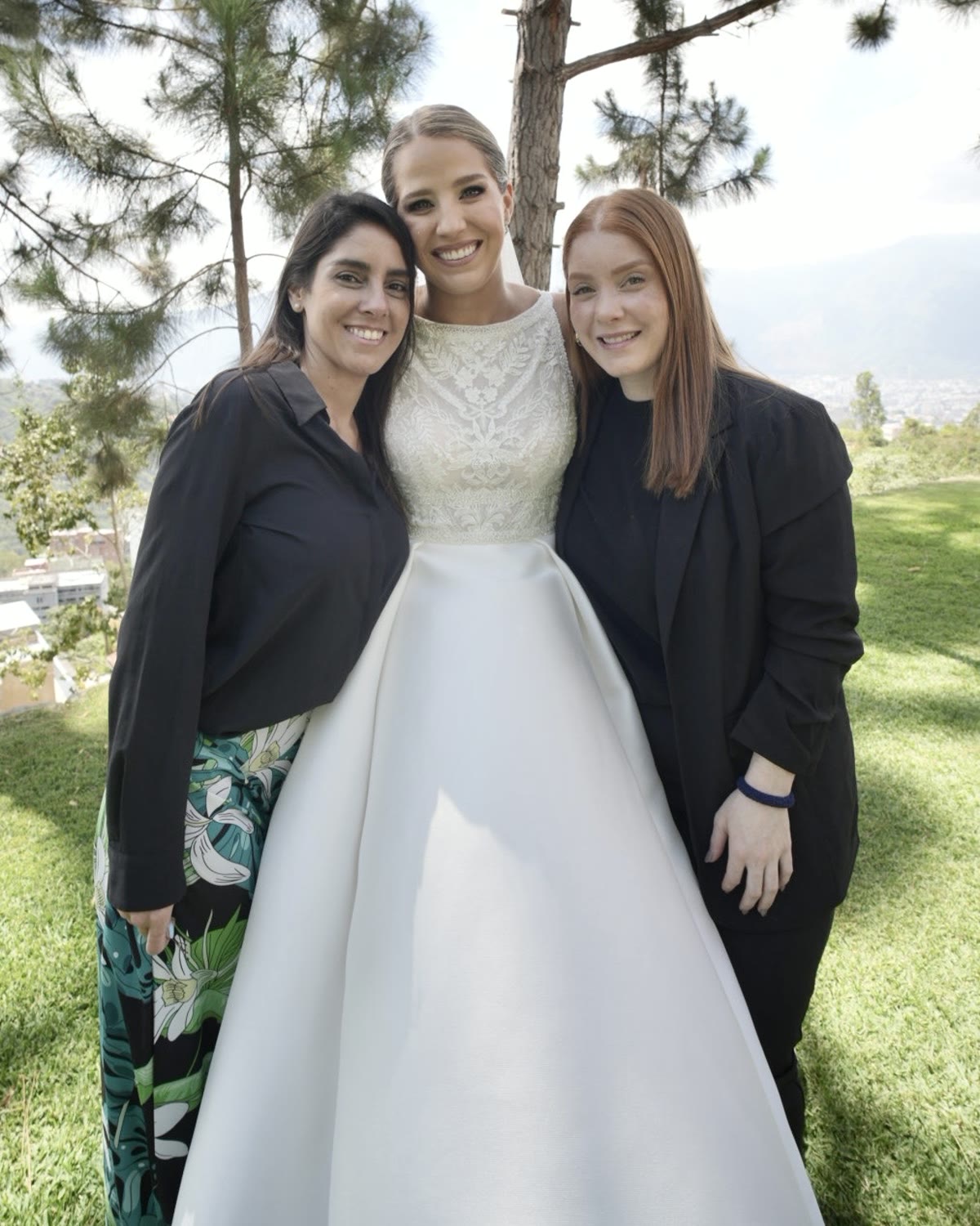 Equipo Rosewood Brides junto a nuestras novias